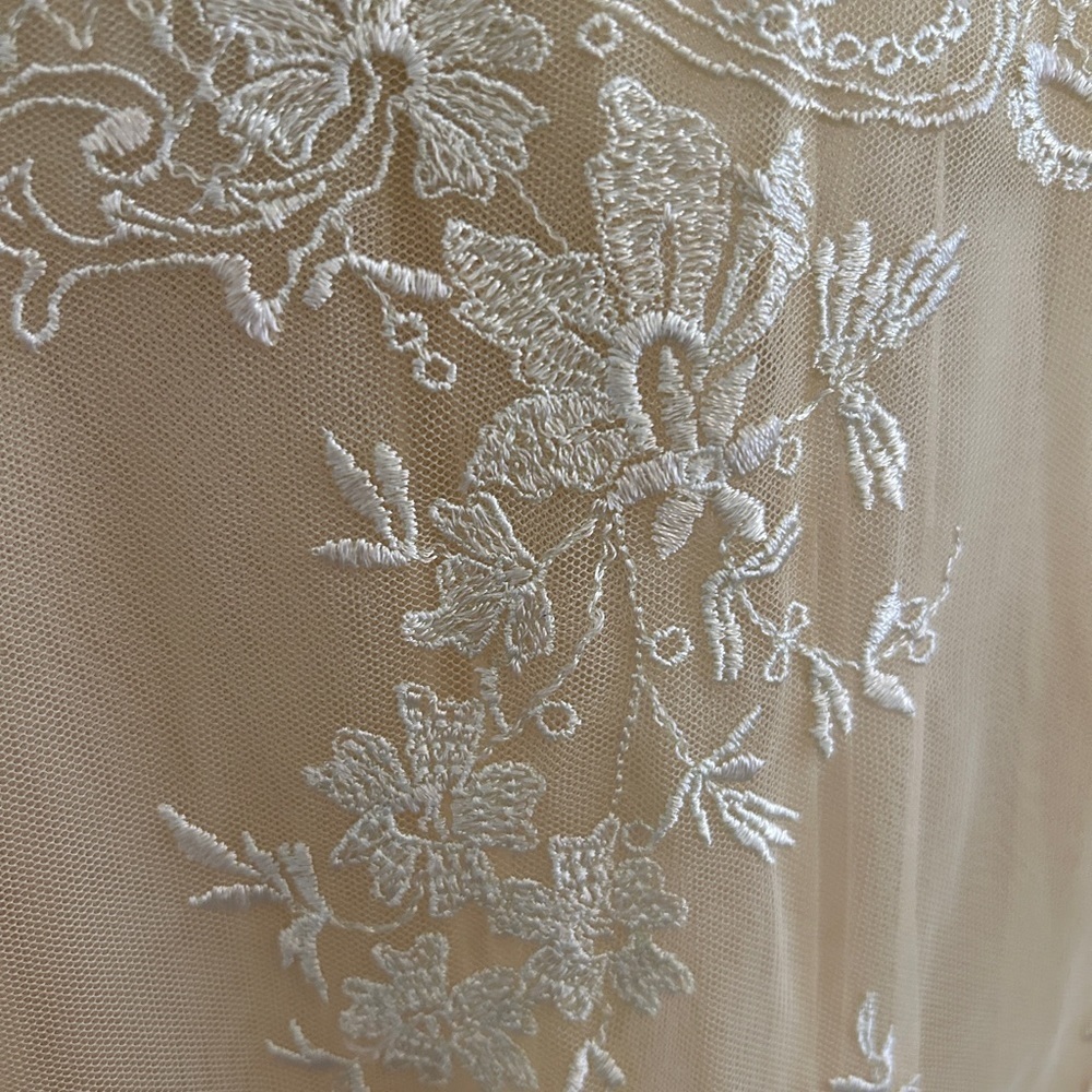 Elegant Lace Midi Dress in Gold - Picture 9 of 13